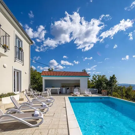 Stunning In With Jacuzzi, Wifi And Outdoor Swimming Pool Nyaraló