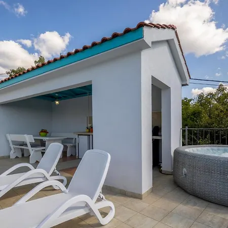 Stunning In With Jacuzzi, Wifi And Outdoor Swimming Pool Nyaraló *