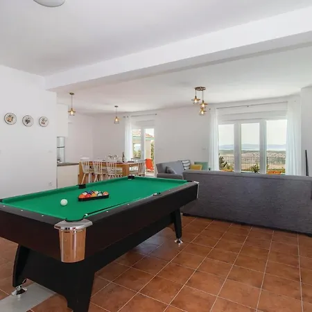 Nyaraló Stunning In With Jacuzzi, Wifi And Outdoor Swimming Pool *