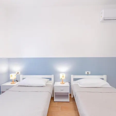 Nyaraló Stunning In With Jacuzzi, Wifi And Outdoor Swimming Pool *