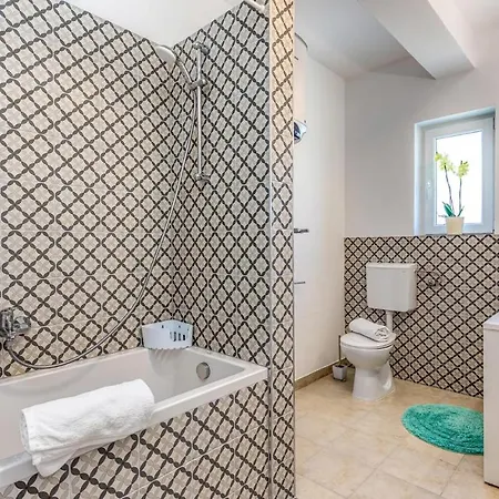 Stunning In With Jacuzzi, Wifi And Outdoor Swimming Pool Nyaraló *