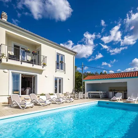 Stunning In With Jacuzzi, Wifi And Outdoor Swimming Pool *