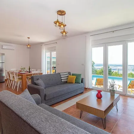 Stunning In With Jacuzzi, Wifi And Outdoor Swimming Pool