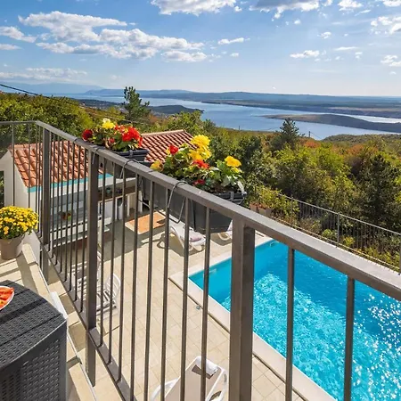 Stunning In With Jacuzzi, Wifi And Outdoor Swimming Pool Holiday home