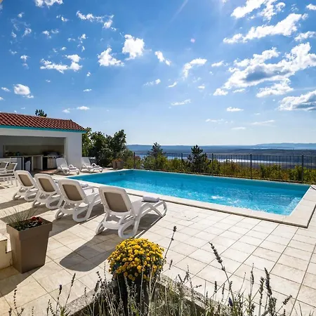 Stunning In With Jacuzzi, Wifi And Outdoor Swimming Pool