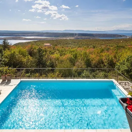 Stunning In With Jacuzzi, Wifi And Outdoor Swimming Pool Holiday home