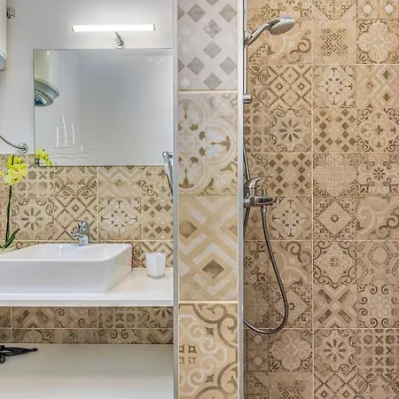 Stunning In With Jacuzzi, Wifi And Outdoor Swimming Pool *