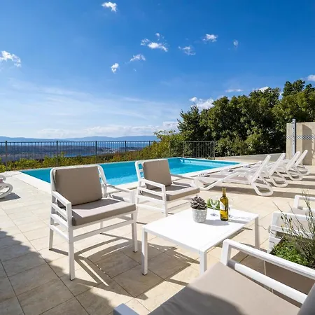 Stunning In With Jacuzzi, Wifi And Outdoor Swimming Pool *