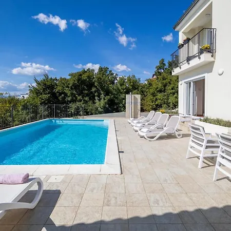 Stunning In With Jacuzzi, Wifi And Outdoor Swimming Pool *